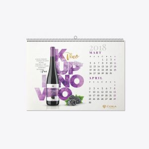 Maqueta de calendario de pared aislado sobre fondo blanco.